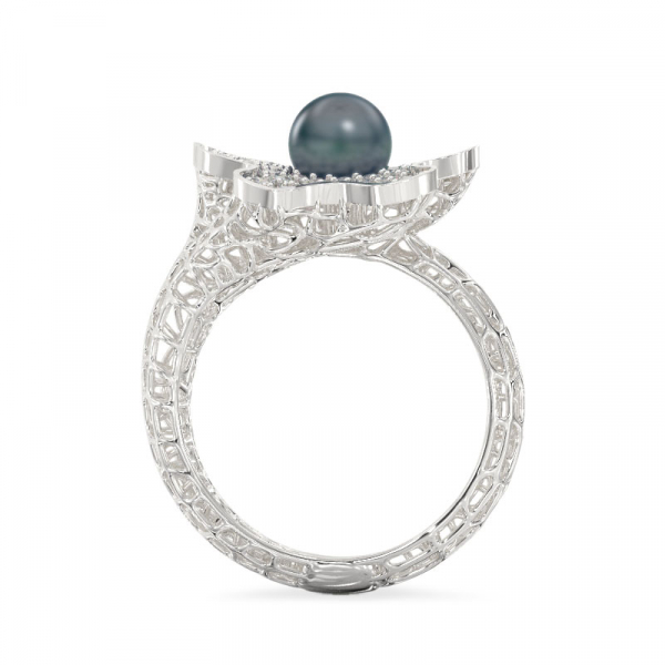 Valgest kullast sõrmus Lillega