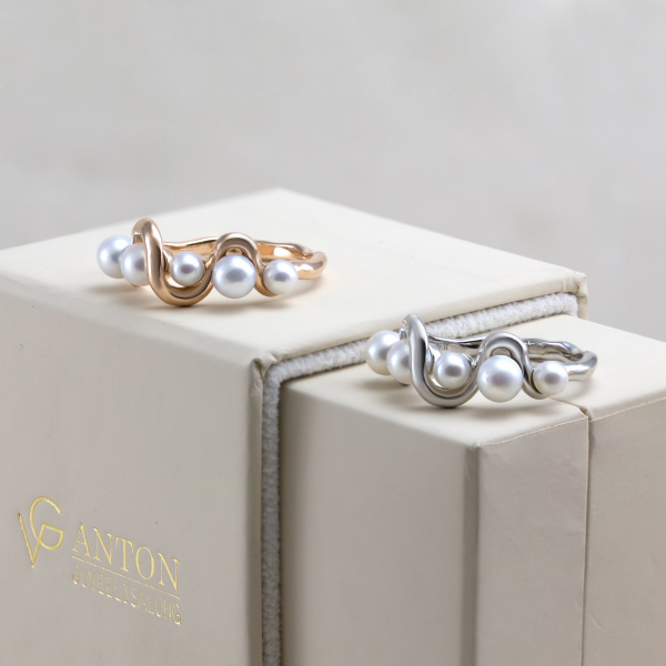 Valgest kullast sõrmus pärliga