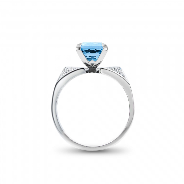 White Gold Ring With a Topaz and Diamonds